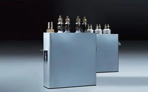 電容器在直流電路中起什么作用？