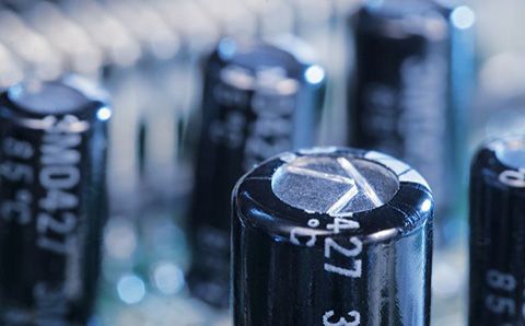 哪些材料會影響超級電容器的性能？